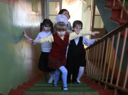 Слепая девочка поднимается по лестнице