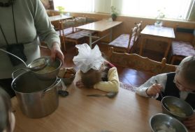 Слепые дети в столовой