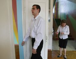 Слепые дети идут по коридору