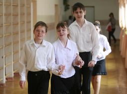 Слепые дети идут по коридору