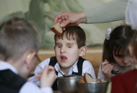 Слепые дети в столовой