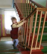 Слепая девочка поднимается по лестнице