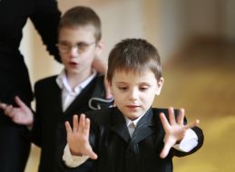 Слепой мальчик идет по коридору