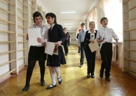 Слепые дети идут по коридору