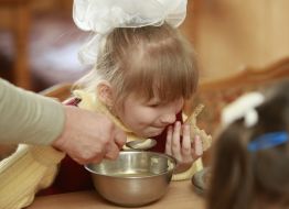 Слепая девочка в столовой