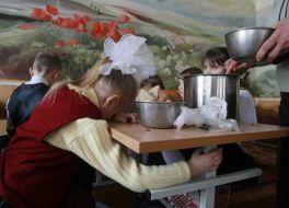 Слепые дети в столовой