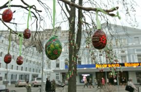 Писанки на деревьях