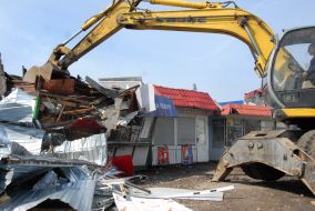 Екскаватор знищує МАФи