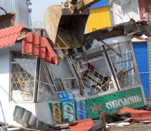 Екскаватор знищує МАФи