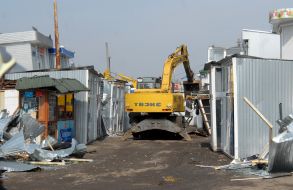 Екскаватор знищує МАФи