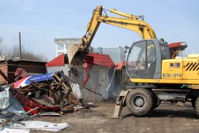 Екскаватор знищує МАФи