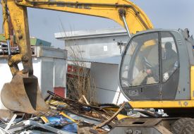 Екскаватор знищує МАФи