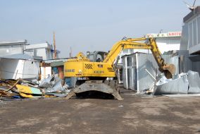 Екскаватор знищує МАФи