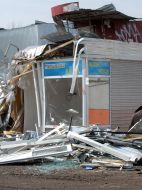 Екскаватор знищує МАФи