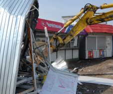 Екскаватор знищує МАФи