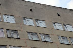 Решетки на окнах блока больницы