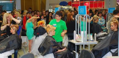 Перукарі роблять зачіски моделям 