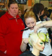 Перукар робить зачіску