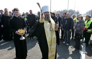 Священник освящает транспортную развязку