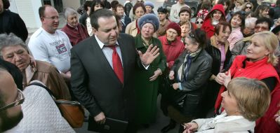 Aleksander Levin speaks with the participants of protest action