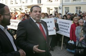 Aleksander Levin speaks with the participants of protest action