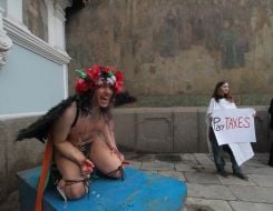 Учасники акції протесту «Церква – не лавка!»