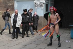 Учасник акції протесту «Церква – не лавка!»