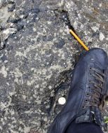 Відбиток людської ноги на камені