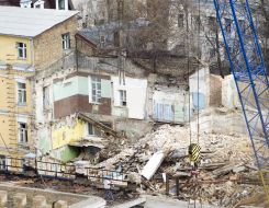 Dismantling of buildings