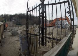 Dismantling of buildings on Andreevskom