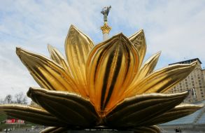 10-meter sculpture as a lotus in the center of Kiev