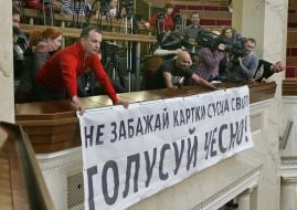 Журналісти вивішують плакат