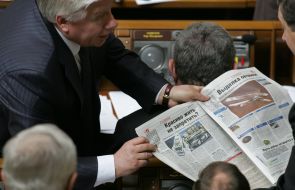 Михайло Чечетов показує статтю в газеті