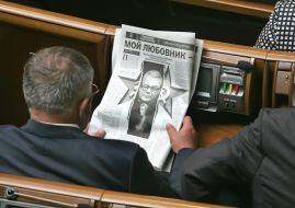 Народний депутат України читає газету
