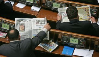 Народний депутат України читає газету