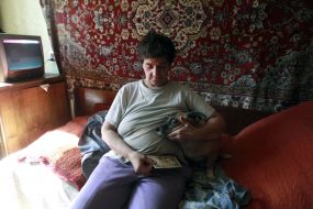 Irina Pleshko holding a 100-hryvnia banknote