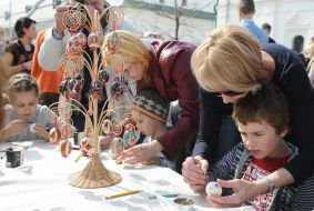 The children paint Easter eggs