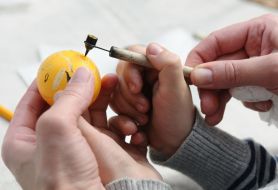 A child paints Easter egg