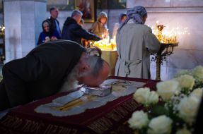 The believer applied to the holy relics