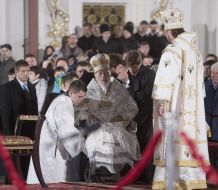 Metropolitan Vladimir of worship during the Easter