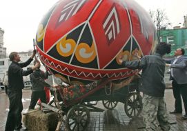 4-meter high Easter egg in the cart