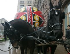 4-meter high Easter egg in the cart