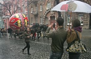 4-meter high Easter egg in the cart