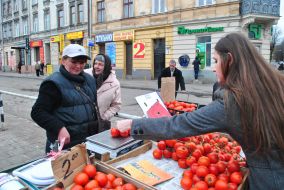 The buyer chooses tomatoes