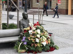 Цветы возле памятника «неизвестному бизнесмену»