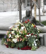 Цветы возле памятника «неизвестному бизнесмену»