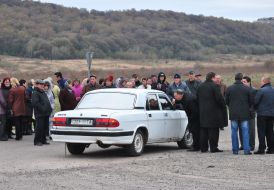 Businessmen block an entrance on Grybovetsk dump