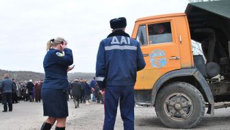 Businessmen block an entrance on Grybovetsk dump