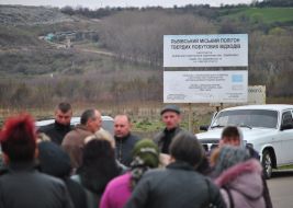 Businessmen block an entrance on Grybovetsk dump