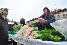 The elderly woman chooses greenerys